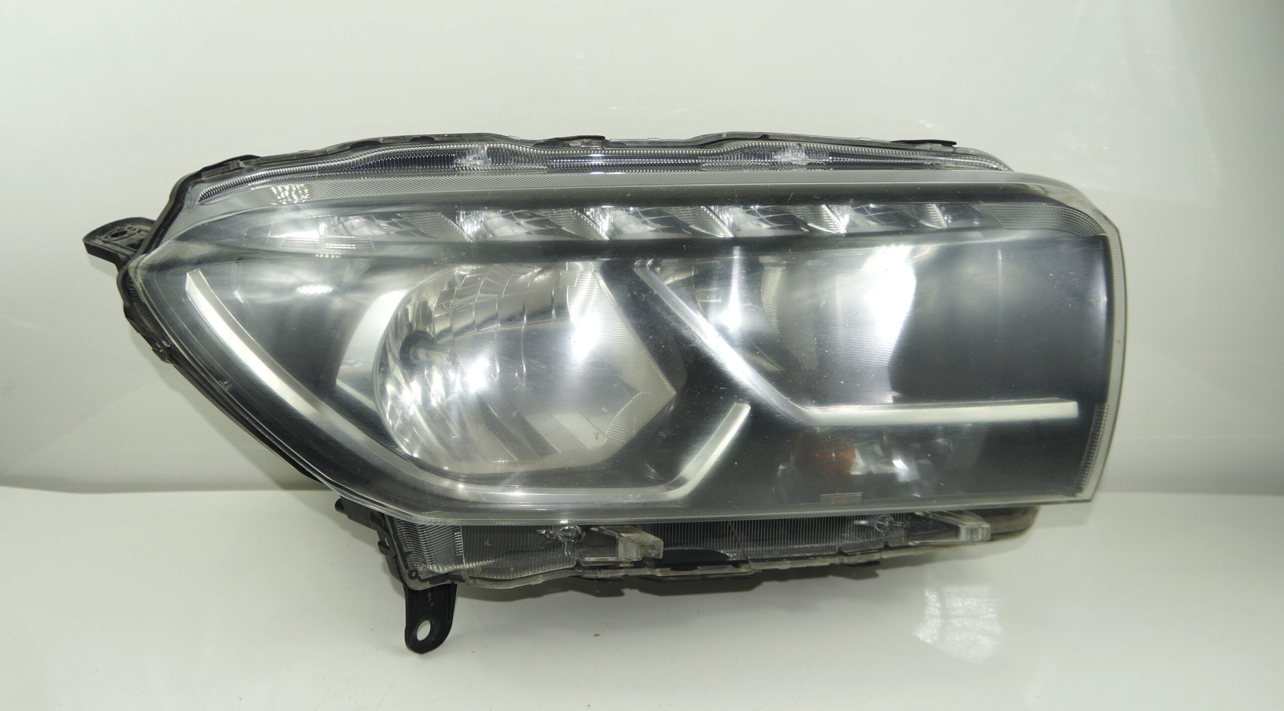 18101193 фара правая lada xray (1)