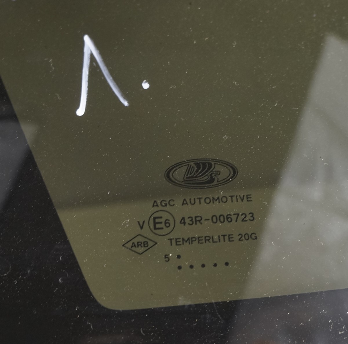 18101199 форточка кузовная левая lada xray (3)